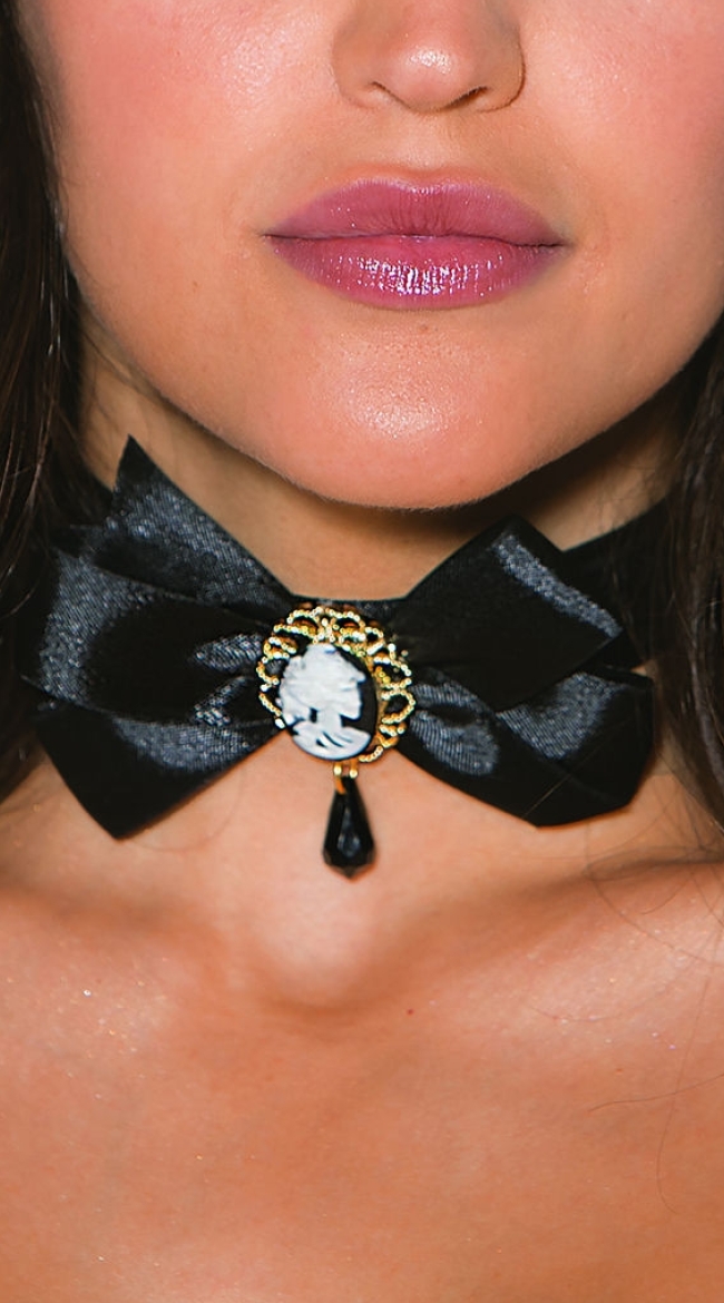 Seductive Skull Cameo Choker